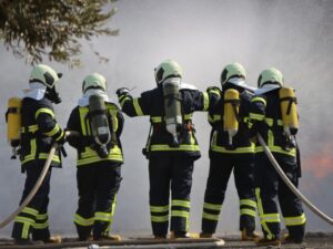 الدفاع المدني يشيد بتضحيات رجال الإطفاء في يومهم العالمي