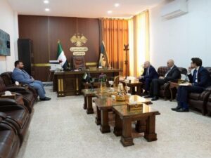 محافظ السويداء يبحث مع نائب المبعوث الأممي إلى سوريا ملف الامتحانات وعودة المهجرين