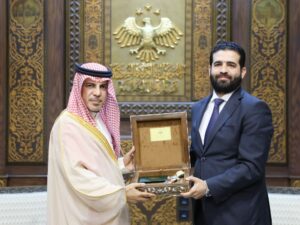 وزير الداخلية يبحث مع وفد من السفارة السعودية عمق العلاقات الأخوية بين البلدين
