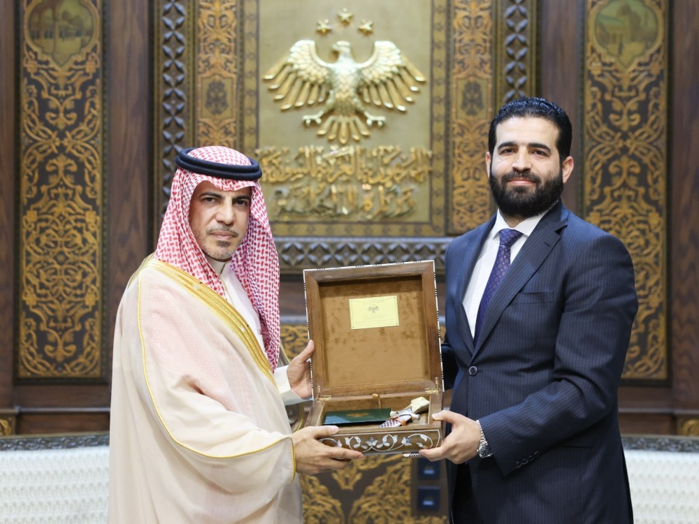وزير الداخلية يبحث مع وفد من السفارة السعودية عمق العلاقات الأخوية بين البلدين