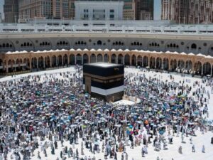حجاج بيت الله الحرام يؤدون طواف الوداع في ختام مناسك الحج