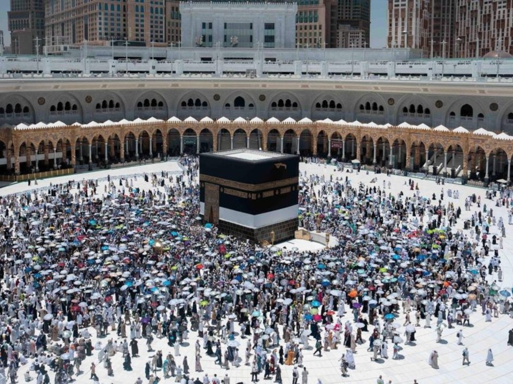 حجاج بيت الله الحرام يؤدون طواف الوداع في ختام مناسك الحج