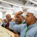 الحجاج يبدؤون رمي جمرة العقبة الكبرى في أول أيام عيد الأضحى