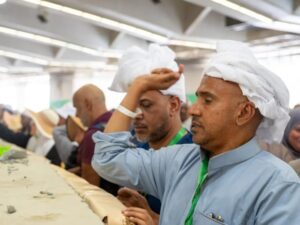 الحجاج يبدؤون رمي جمرة العقبة الكبرى في أول أيام عيد الأضحى