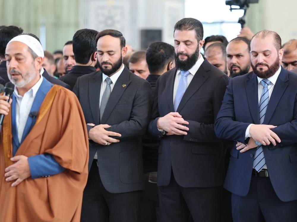 الرئيس الشرع يؤدي صلاة العيد في مسجد عبد الله بن عباس بحلب