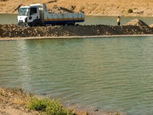 وزارة الطوارئ ترفع سواتر ترابية على ضفاف الفرات بمنطقة الكشمة بريف دير الزور الشرقي