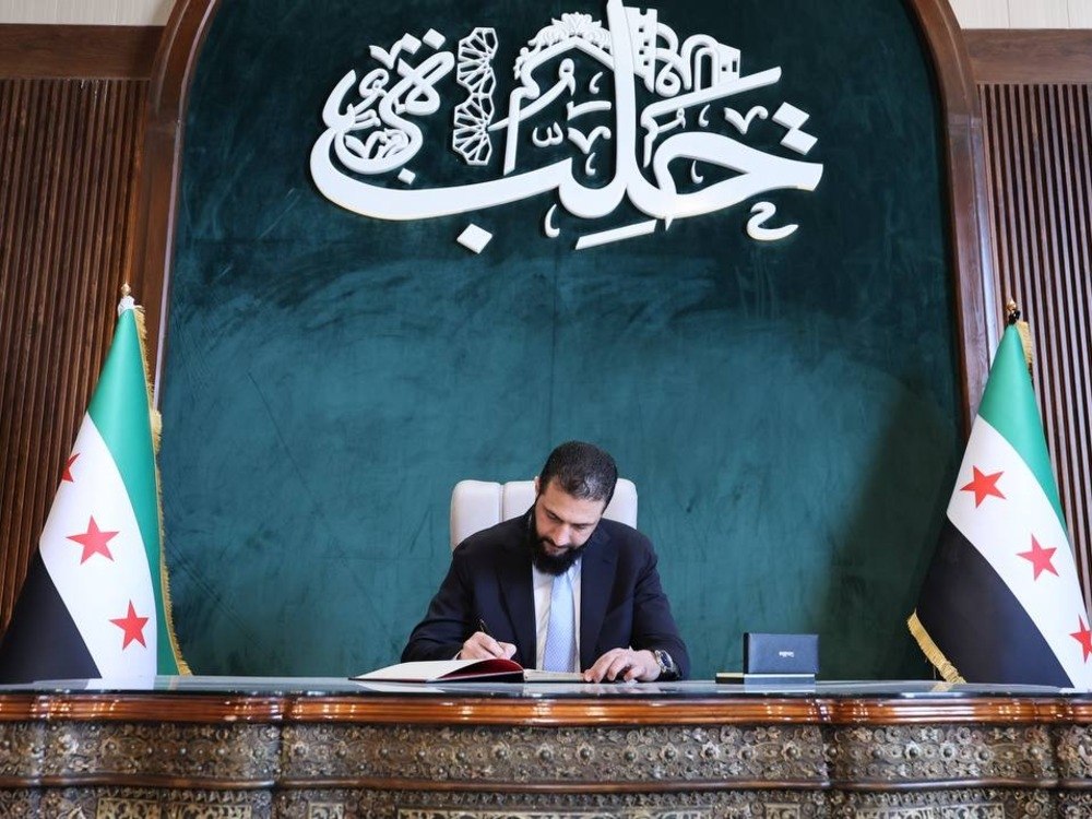 الرئيس الشرع يدوّن رسالة في سجل الزوار بمدينة حلب