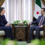 وزير الخارجية يودع المبعوثة البريطانية ويشيد بجهودها في تعزيز  العلاقات الثنائية