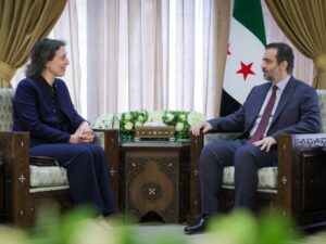 وزير الخارجية يودع المبعوثة البريطانية ويشيد بجهودها في تعزيز  العلاقات الثنائية
