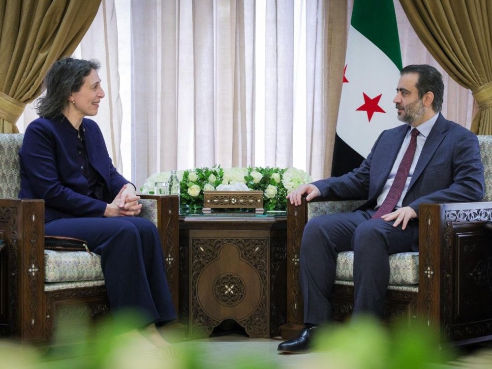 وزير الخارجية يودع المبعوثة البريطانية ويشيد بجهودها في تعزيز  العلاقات الثنائية