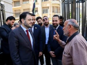 وزير الاتصالات يتفقد سير تسليم رواتب المتقاعدين في مؤسسة البريد