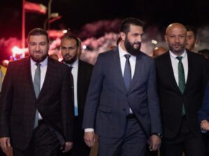 الرئيس أحمد الشرع خلال افتتاح جسر الرستن بريف حمص الشمالي
