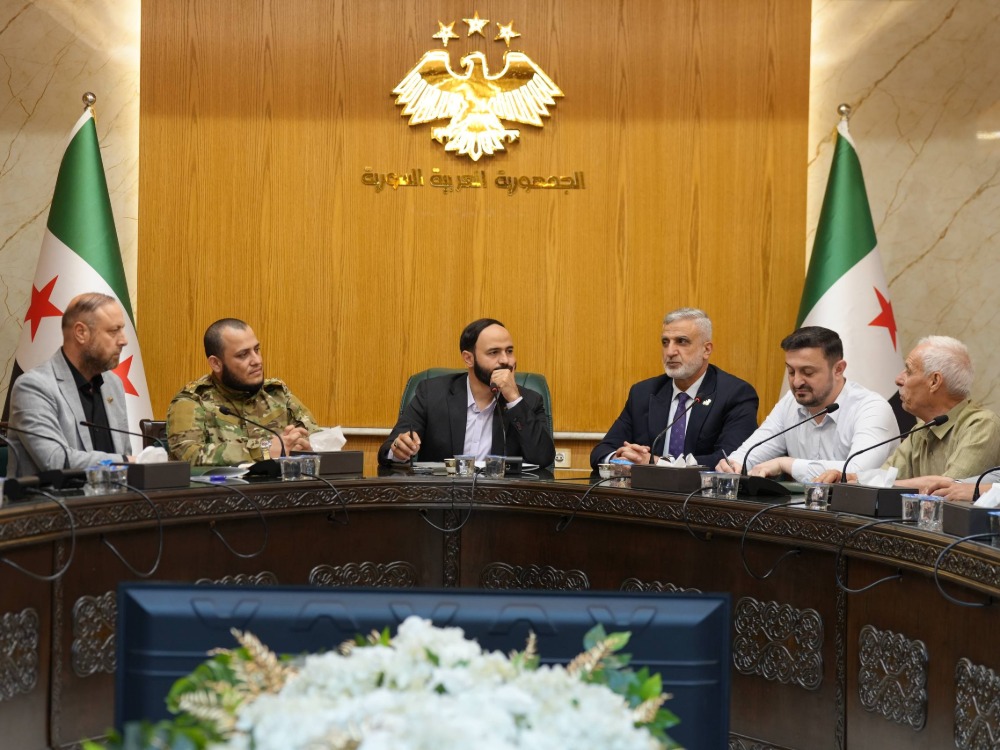 محافظ حلب يلتقي أهالي جبل الشيخ عقيل لبحث العودة إلى منازلهم