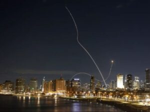 صواريخ إيرانية تخترق وقف النار وتستهدف إسرائيل