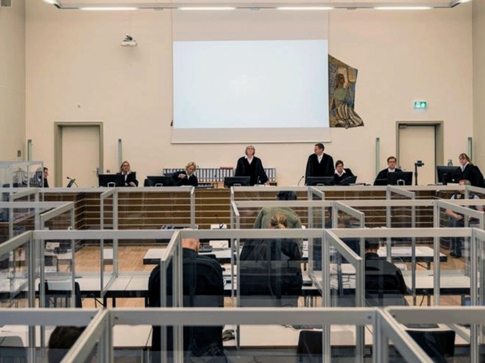 باحث حقوقي يكشف للإخبارية المسؤول عن الشهادات المفبركة ضد سوريين في أوروبا