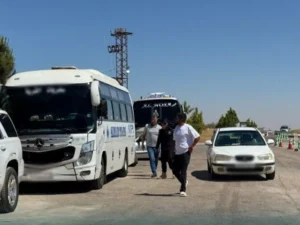 عبر معبر المتونة.. خروج نحو 30 عائلة من السويداء إلى دمشق وريفها