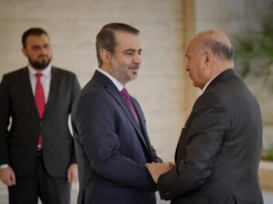 الزيارة الأولى بعد التحرير.. وزير الخارجية العراقي يصل دمشق لتعزيز العلاقات الثنائية بين البلدين