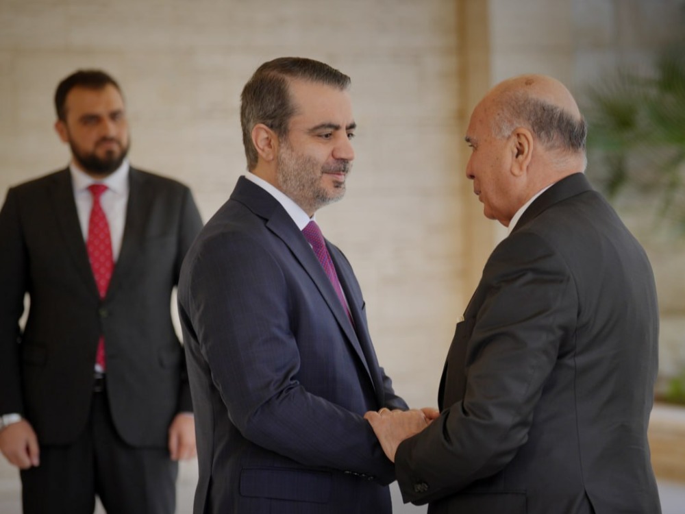 الزيارة الأولى بعد التحرير.. وزير الخارجية العراقي يصل دمشق لتعزيز العلاقات الثنائية بين البلدين