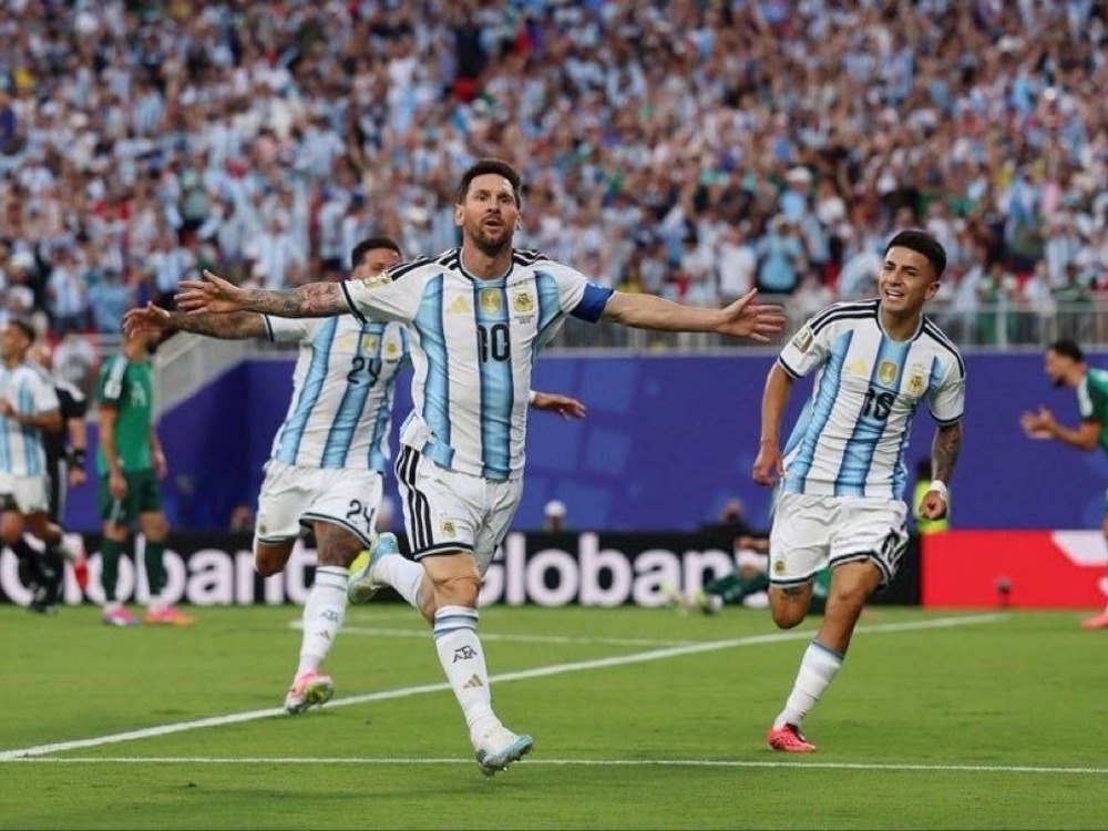 ليونيل ميسي يقود الأرجنتين للفوز على الجزائر بأول هاتريك في المونديال