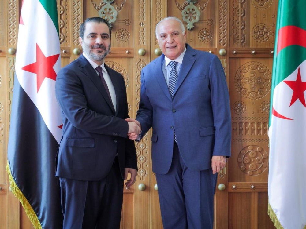 وزير الخارجية يبحث مع نظيره الجزائري تطوير آليات التعاون بين البلدين