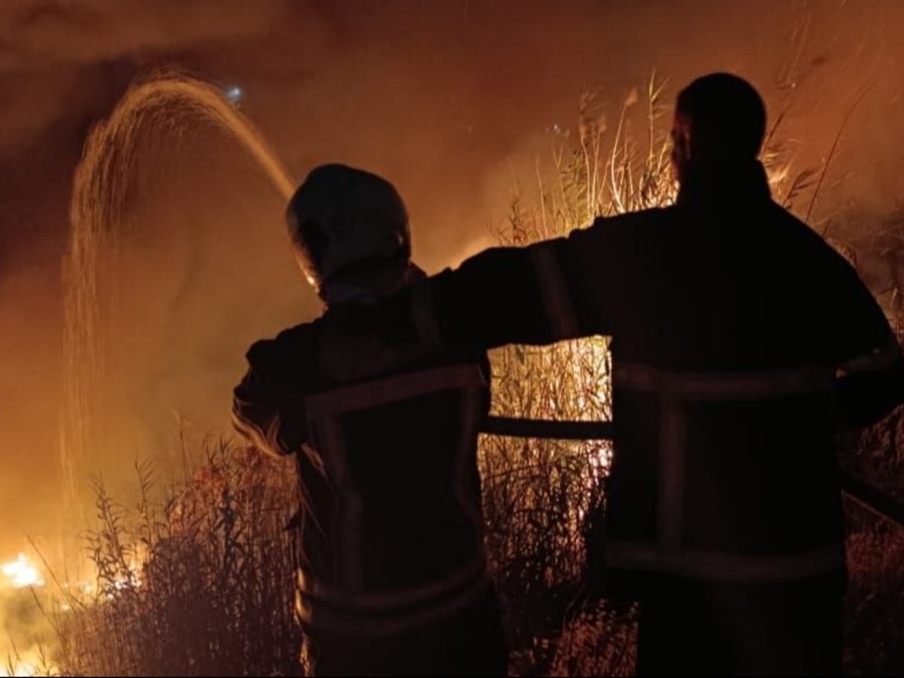 وفاة شخص وإصابة 21 بينهم 2 من فرق الدفاع المدني بحوادث سير وحرائق