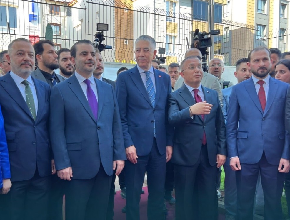 وزير الخارجية والمغتربين يرفع علم سوريا خلال مراسم