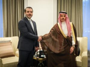 وزير الخارجية يبحث مع نظيره السعودي تعزيز العلاقات الثنائية على هامش اجتماع عمّان