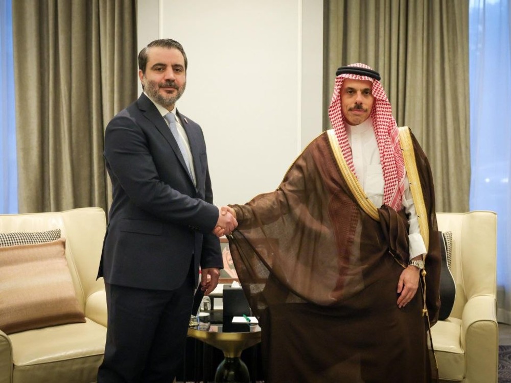 وزير الخارجية يبحث مع نظيره السعودي تعزيز العلاقات الثنائية على هامش اجتماع عمّان