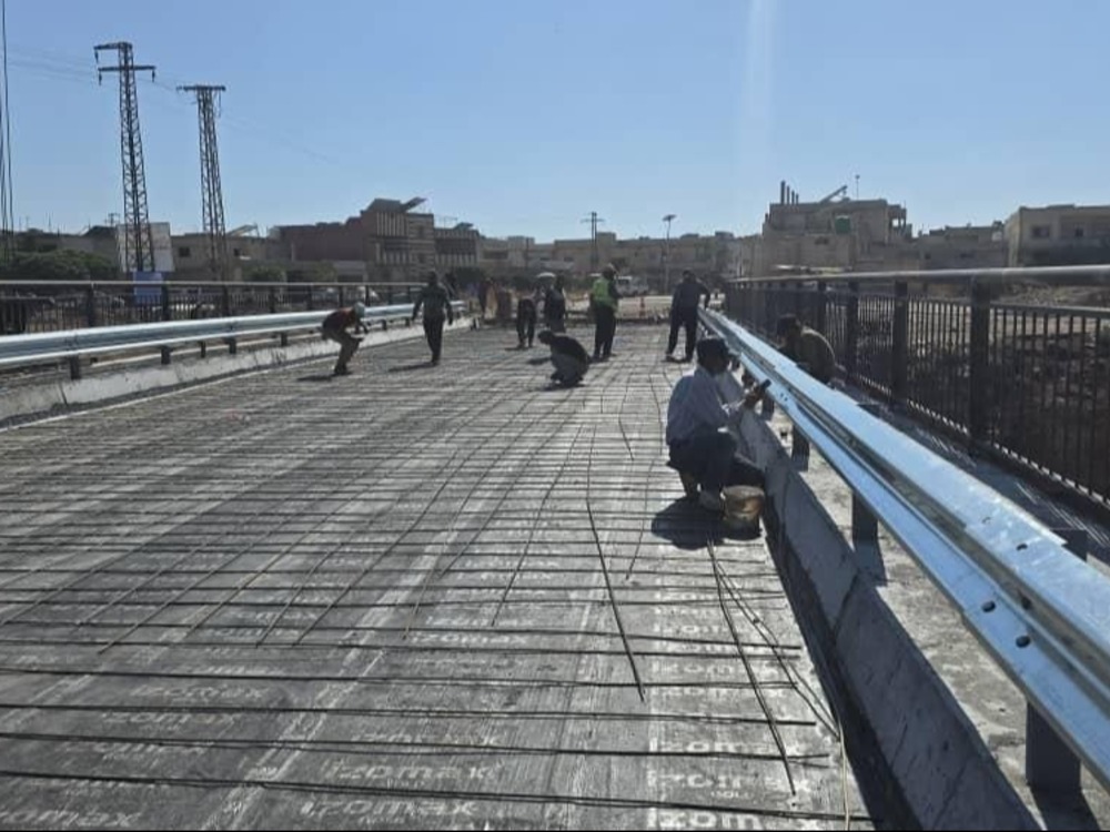 إعادة فتح طريق حمص - حماة أمام جميع المركبات بعد انتهاء صيانة جسر الإسمنت