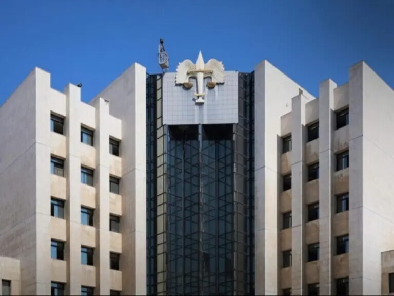 أكدت وزارة العدل، الثلاثاء 30 حزيران، استمرارها في تنفيذ برنامج الإصلاح القضائي، وإعادة بناء السلطة القضائية، ومعالجة الإرث الذي خلفه النظام البائد وتداعياته على المنظومة القضائية وانتهاكات حقوق المواطنين.