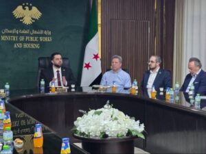 وزارة الأشغال تبحث مع مجالس الأعمال فرص الاستثمار في الإسكان والإعمار