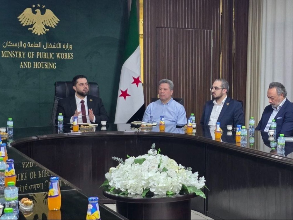 وزارة الأشغال تبحث مع مجالس الأعمال فرص الاستثمار في الإسكان والإعمار