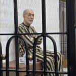 استغل منصب الإفتاء لشرعنة الجرائم ولقب بـ "مفتي البراميل".. تعرّف إلى التهم الموجهة لأحمد حسون