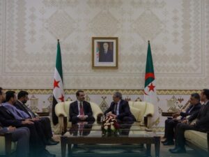 وزير الخارجية ورئيس الاستخبارات يصلان الجزائر لإجراء مباحثات موسعة