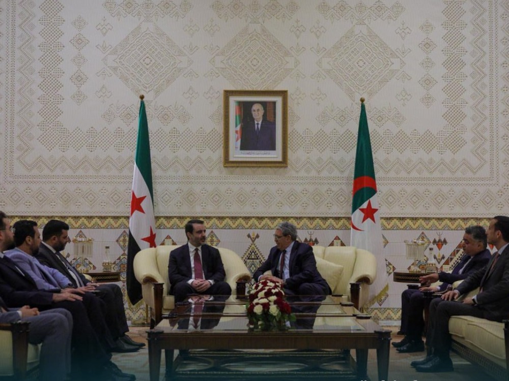وزير الخارجية ورئيس الاستخبارات يصلان الجزائر لإجراء مباحثات موسعة
