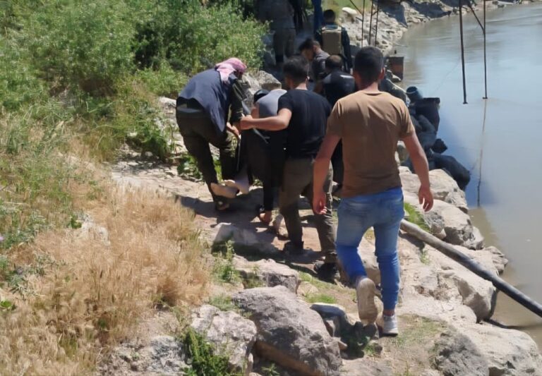 الدفاع المدني ينتشل جثماني طفل وشاب في حادثتي غرق منفصلتين بريف حلب وإدلب