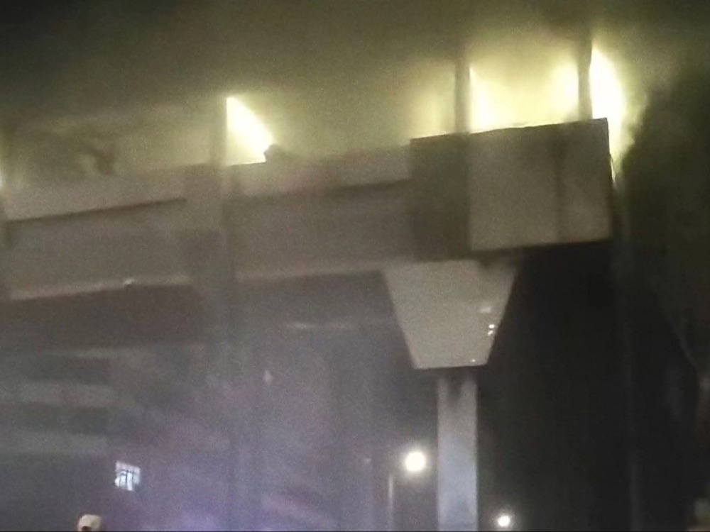 الدفاع المدني يخمد حريقاً داخل جسر المشاة في شارع الثورة بدمشق