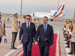 وزير الخارجية يستقبل الرئيس الفرنسي إيمانويل ماكرون في مطار دمشق الدولي