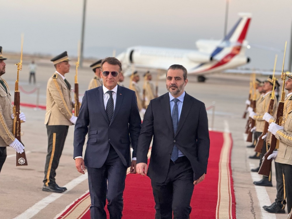 وزير الخارجية يستقبل الرئيس الفرنسي إيمانويل ماكرون في مطار دمشق الدولي