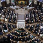 رئيس السن يدعو اللاجئين للعودة ويقرأ ضوابط انتخاب رئاسة المجلس
