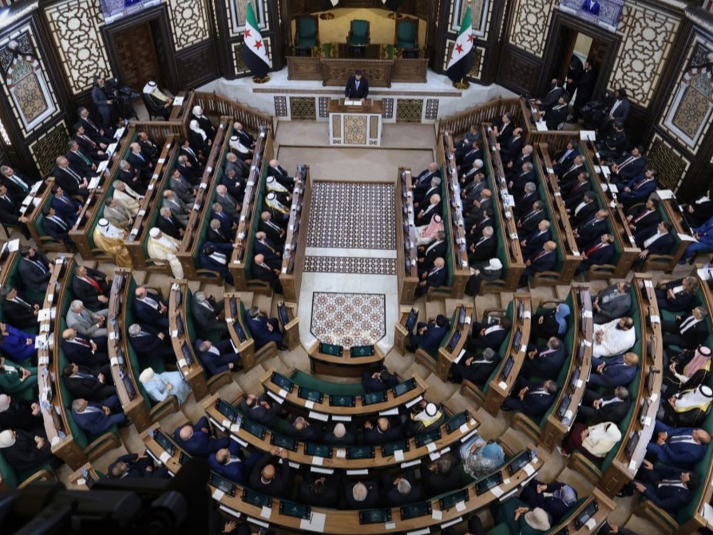 رئيس السن يدعو اللاجئين للعودة ويقرأ ضوابط انتخاب رئاسة المجلس