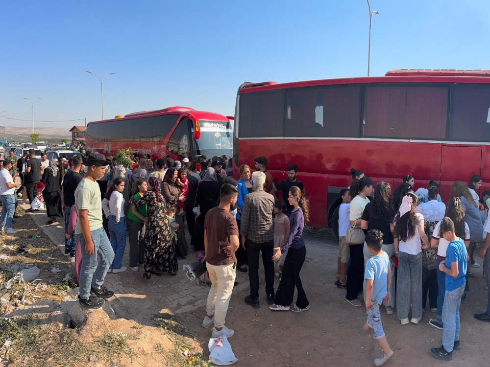 قادمة من الحسكة.. وصول الدفعة الأخيرة من النازحين العائدين إلى مدينة عفرين