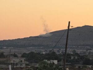 الاحتلال الإسرائيلي يستهدف تل الأحمر الشرقي في ريف القنيطرة الجنوبي