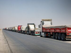 استمرار استقبال قوافل الترانزيت التركية في منفذ تل أبيض باتجاه العراق