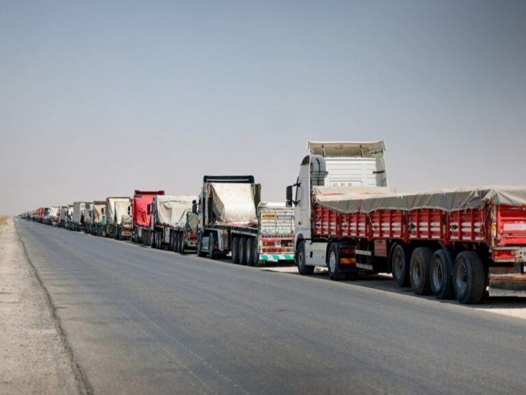 استمرار استقبال قوافل الترانزيت التركية في منفذ تل أبيض باتجاه العراق