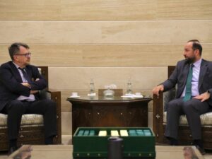 مسؤول في الخارجية والسفير الإيطالي يبحثان العلاقات الثنائية
