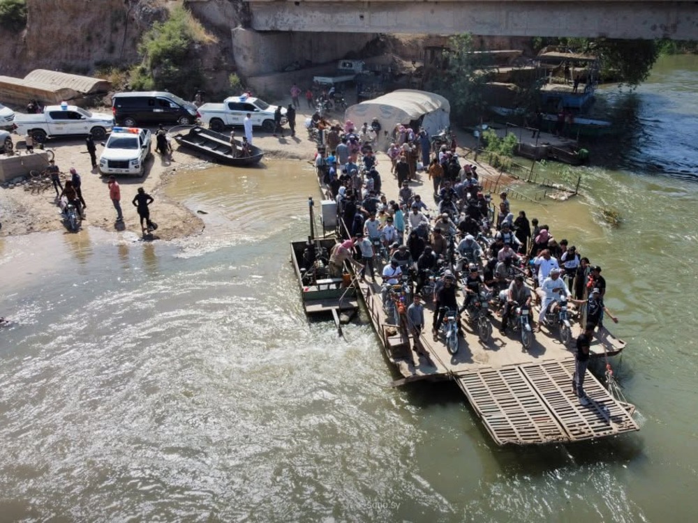 غرق عبّارة مائية تقل مدنيين قرب الجسر الترابي بدير الزور