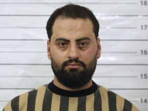 القبض على شخص بعد ظهوره بمقطع متداول ينكر المجازر الكيماوية