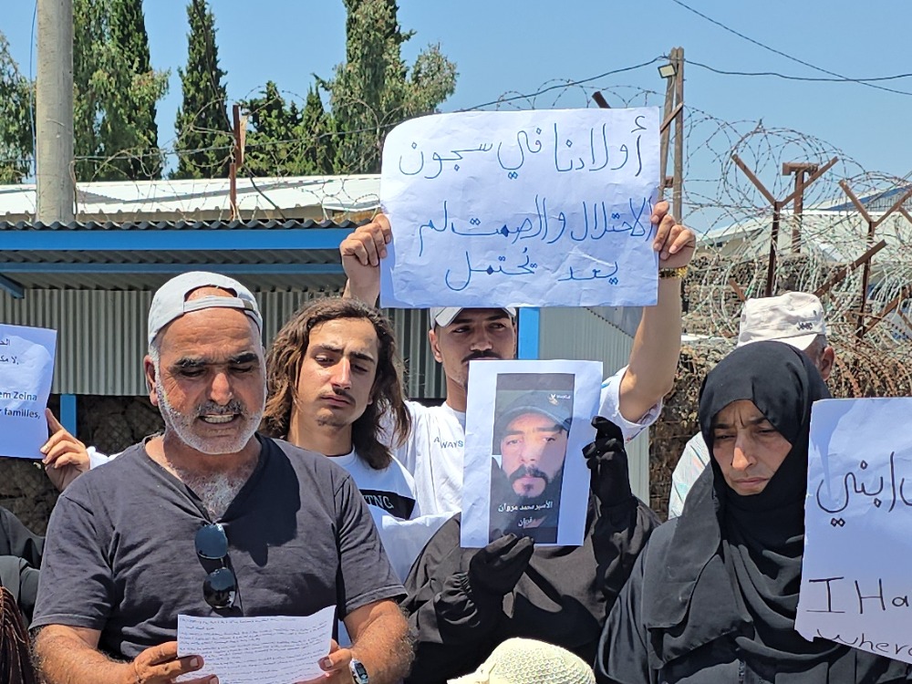 أمام مقر الأندوف في القنيطرة.. وقفة لأهالي المعتقلين في سجون الاحتلال الإسرائيلي