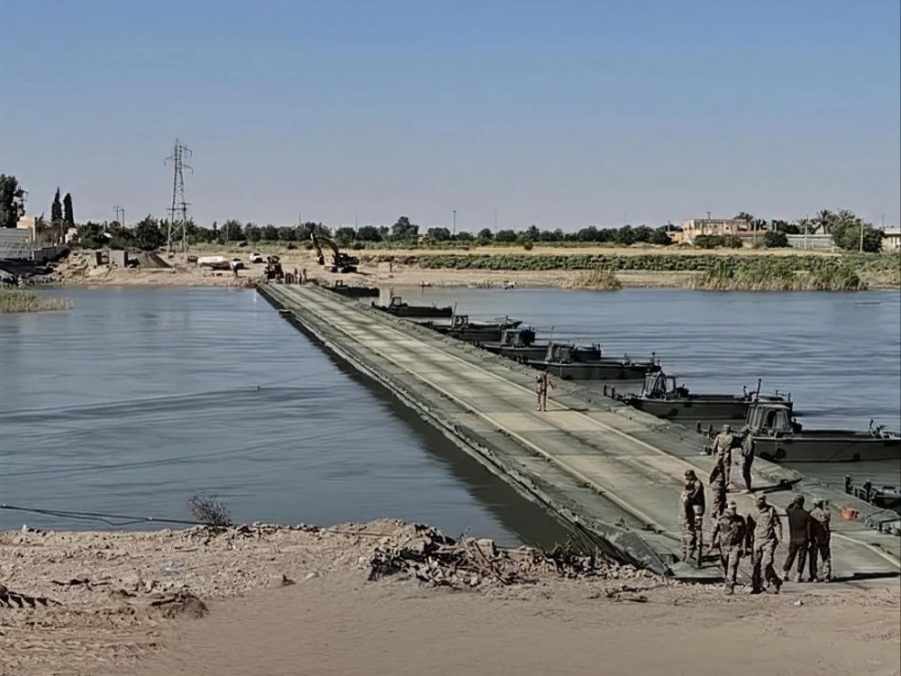 وزارة الدفاع تنشئ جسراً عائماً بطول 270 متراً لتخفيف معاناة أهالي دير الزور